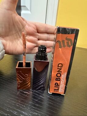 Urban Decay Lip Bond Lip color - shade pleased